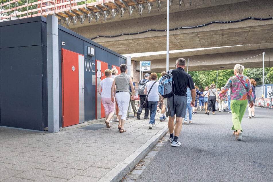 Bis zu Tausend Touristen am Tag: Gerade die Toiletten-Anlage am Touristen-Busparkplatz wird dringend benötigt.