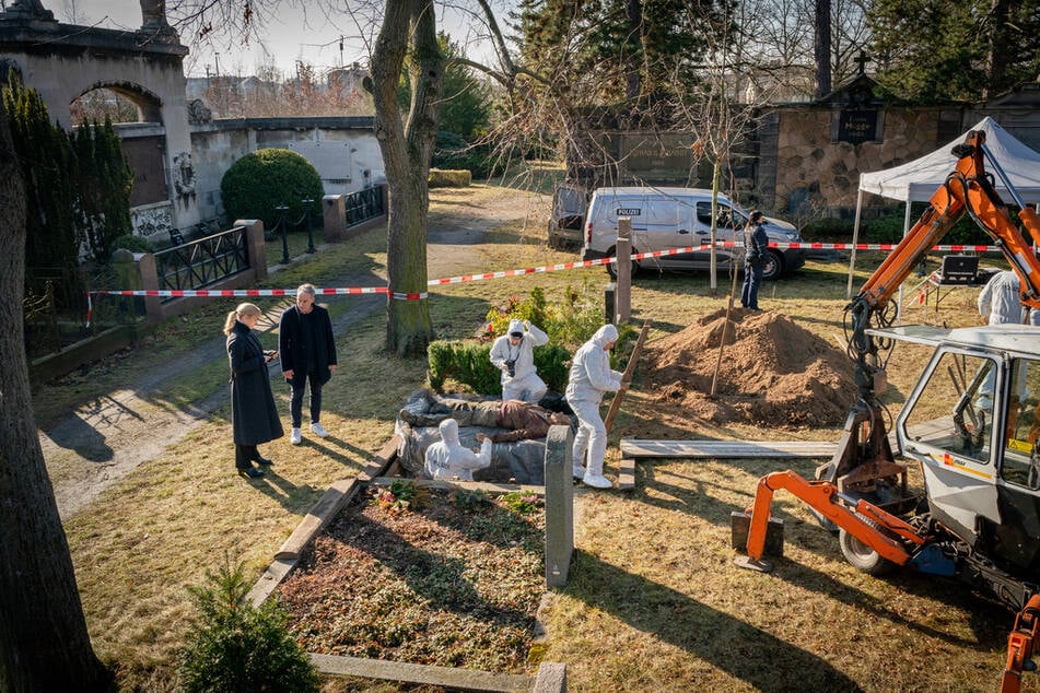 Eine rätselhaftes Bekennerschreiben führt Ina (Melanie Marschke, 56) und ihr Team zu einer Leiche auf dem Friedhof.