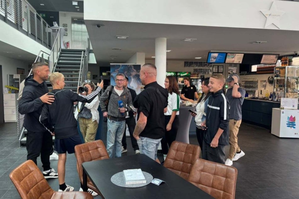 Fans und Presse begrüßten Lukas Podolski.