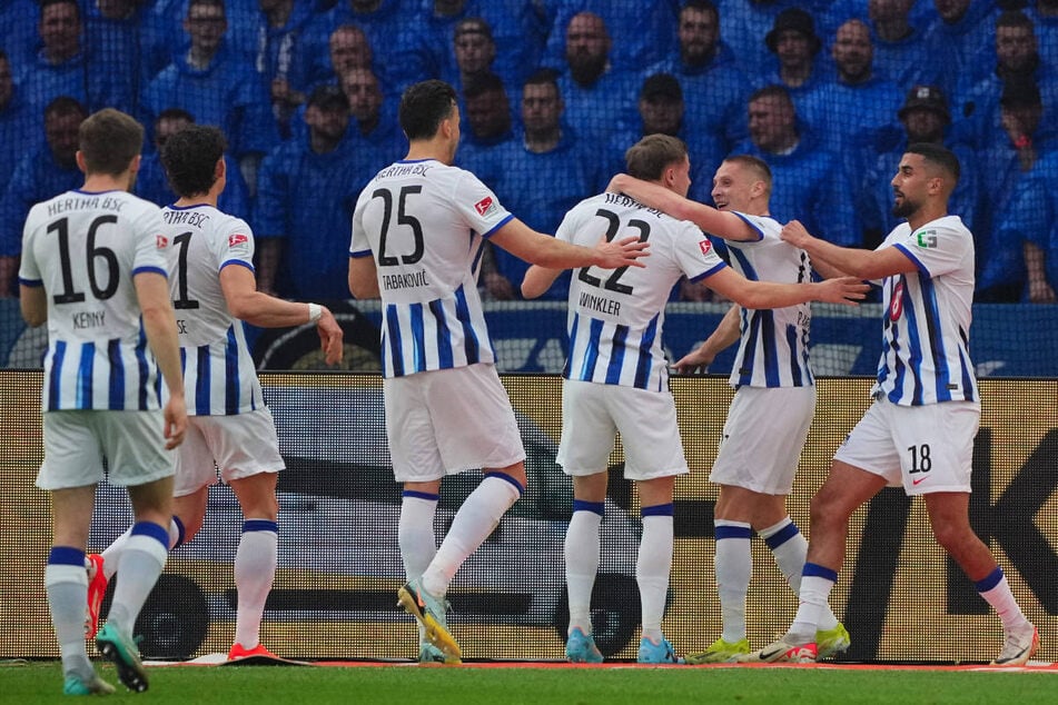 Die Hertha-Kicker BSC feiern die Führung durch Palko Dardai (2.v.r.).