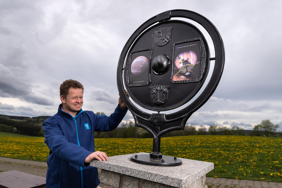 Jens Kandler (47) am frisch sanierten Hinweisschild für den Jupiter.