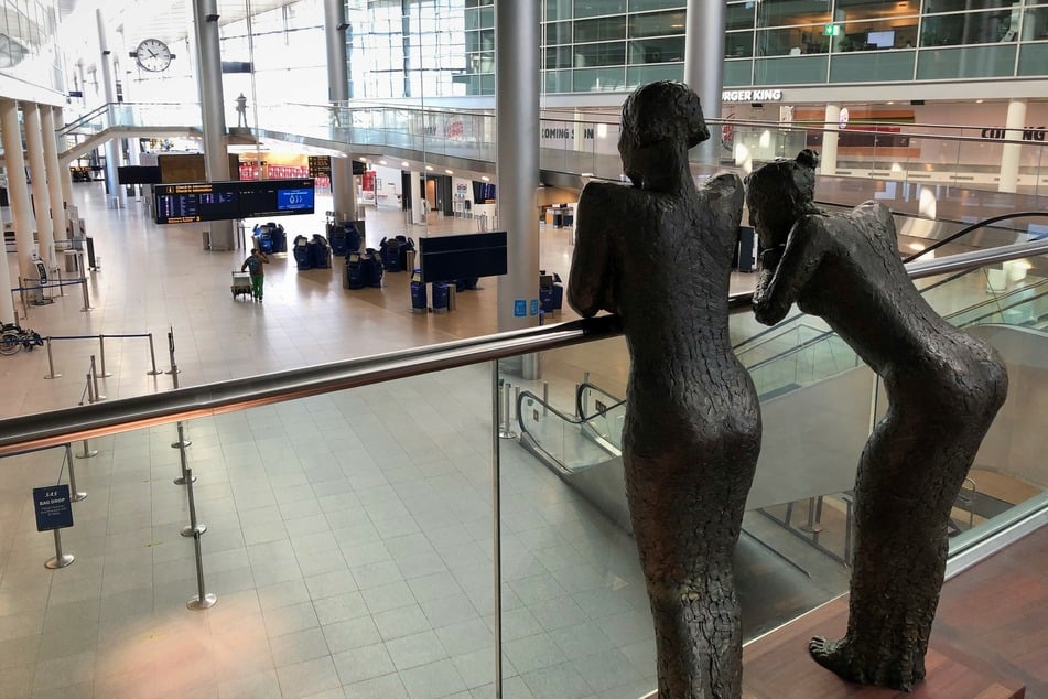 Ein einsamer Passagier geht während der ersten Hochphase der Coronavirus-Pandemie durch den Flughafen von Kopenhagen.
