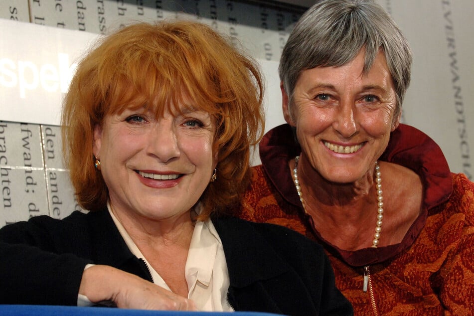 Schauspielerin Hannelore Hoger (†85, l.) und die Autorin Doris Gercke (r.). Die Serie "Bella Block" wurde für das ZDF produziert. (Archivfoto)