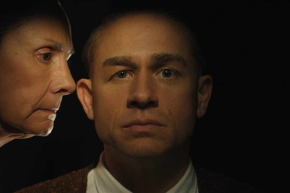 Laurie Metcalf (70) verkörpert Ed Geins (Charlie Hunnam, 45, "Sons of Anarchy") fanatisch religiöse Mutter in "Monster: Die Geschichte von Ed Gein".