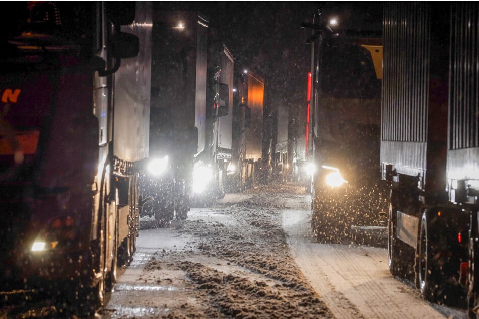 Schnee-Chaos auf Hessens Autobahnen: Fahrer stecken über Nacht im Stau fest