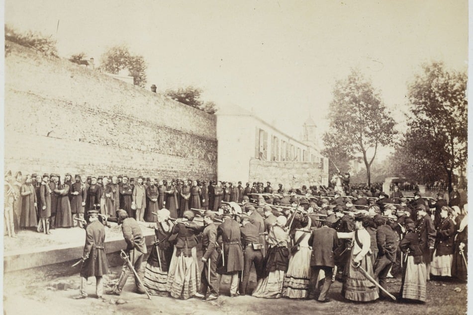 1871: Fotografie des Massakers von Aufständischen während der Blutwoche in Paris.