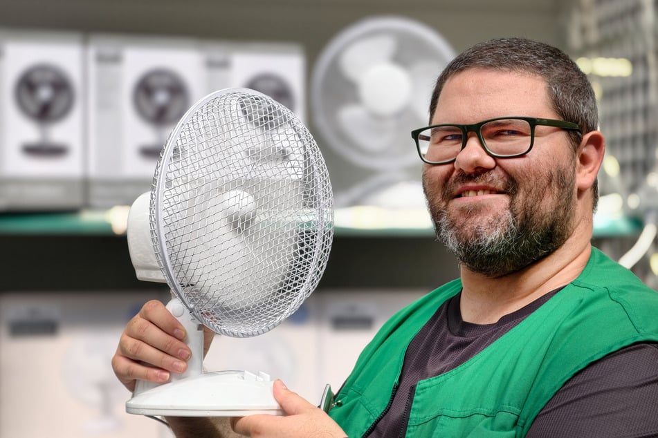 Heiß begehrt, aber mittlerweile Mangelware: Im Leitermann Hagebaumarkt hat Roland Bernhardt (49) noch einige Ventilatoren vorrätig.