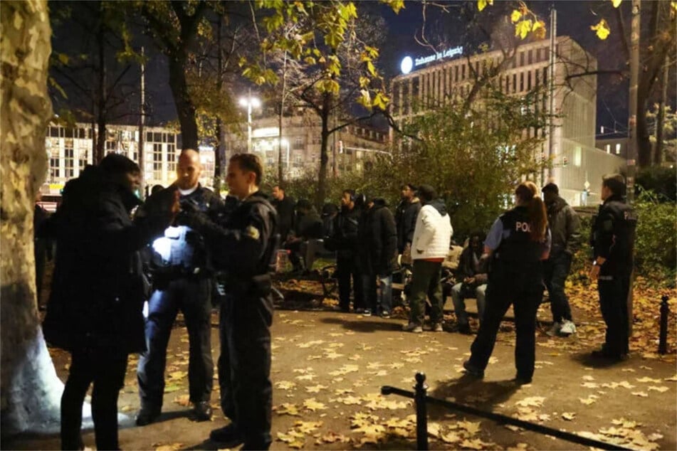 Die Gegend um den Leipziger Hauptbahnhof ist seit Jahren ein Kriminalitätsschwerpunkt. Die CDU-Fraktion im Stadtrat forderte nun erneut, den Schwanenteich-Park einzuzäunen. (Archivfoto)