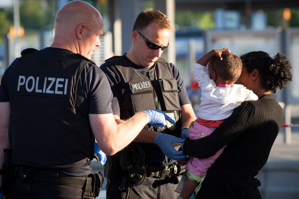 Herausforderung Flüchtlingswelle: Beamte der Bundespolizei kontrollieren Einreisepapiere.