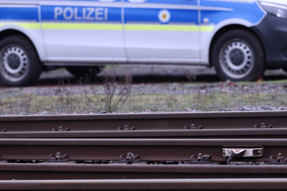 Weil Jugendliche Steine auf Bahngleise bei Farsleben (Landkreis Börde) legten, musste der Streckenabschnitt etwa eine halbe Stunde voll gesperrt werden. (Symbolbild)