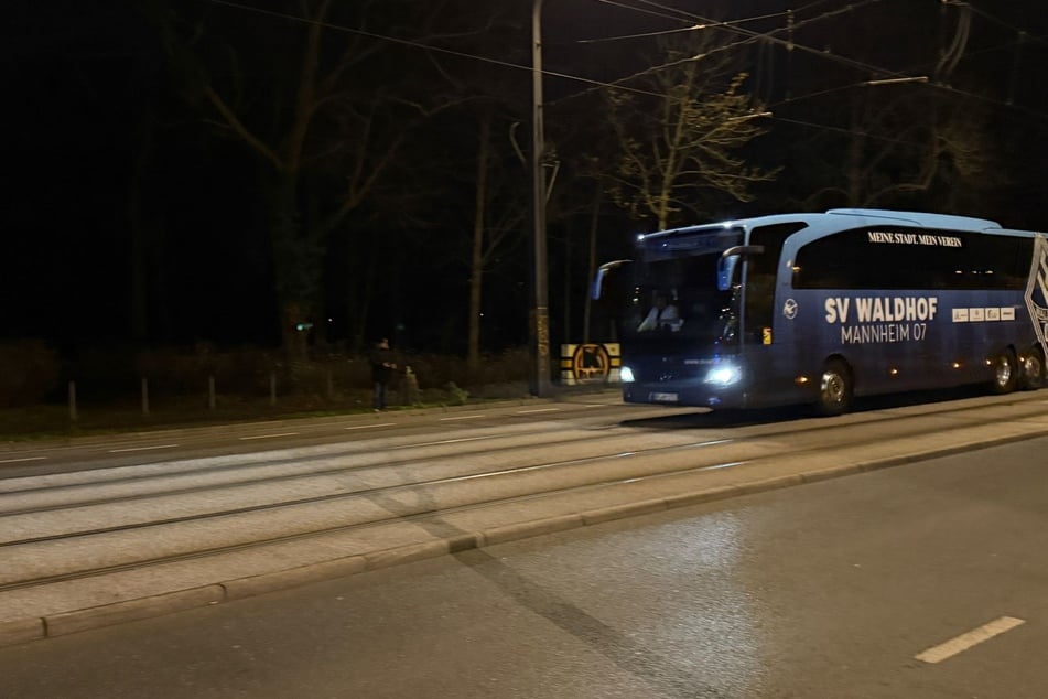 Der Teambus von Waldhof Mannheim ...