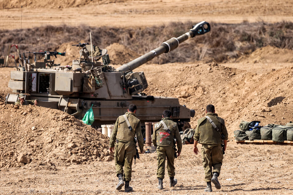 Soldaten der israelischen Armee (IDF) bereiten sich auf eine Anti-Terror-Operation im Gaza-Streifen vor. Ziel sei es die Terror-Miliz Hamas vollständig zu zerschlagen. Die US-Regierung hat dem bedrängten Land seine volle Unterstützung zugesagt.