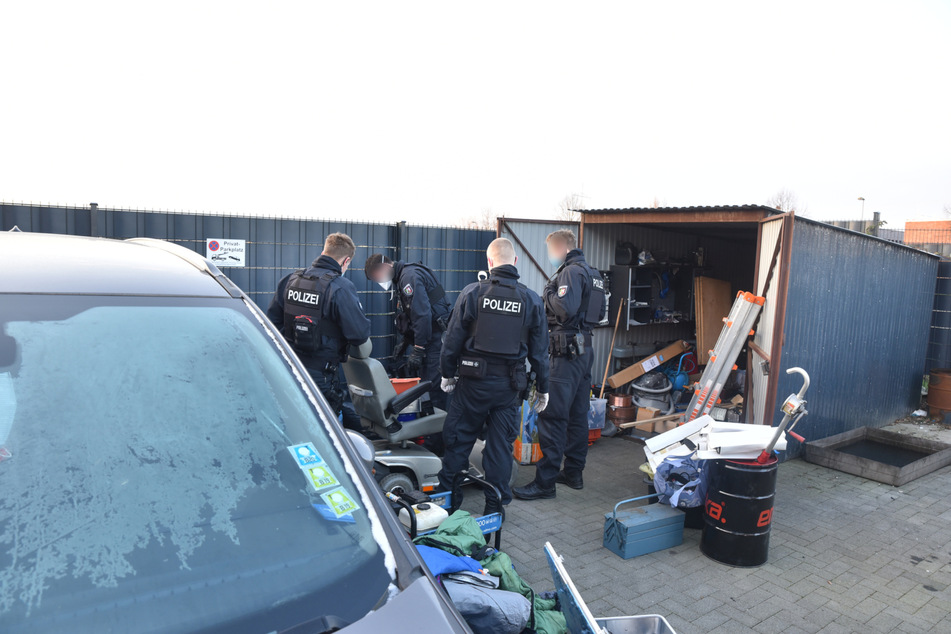 Am Dienstagmorgen durchsuchte die Polizei Köln eine Autowerkstatt in Wesseling.