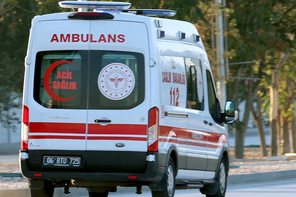Der Familienvater wurde schwer verletzt in ein Krankenhaus gebracht. (Symbolfoto)