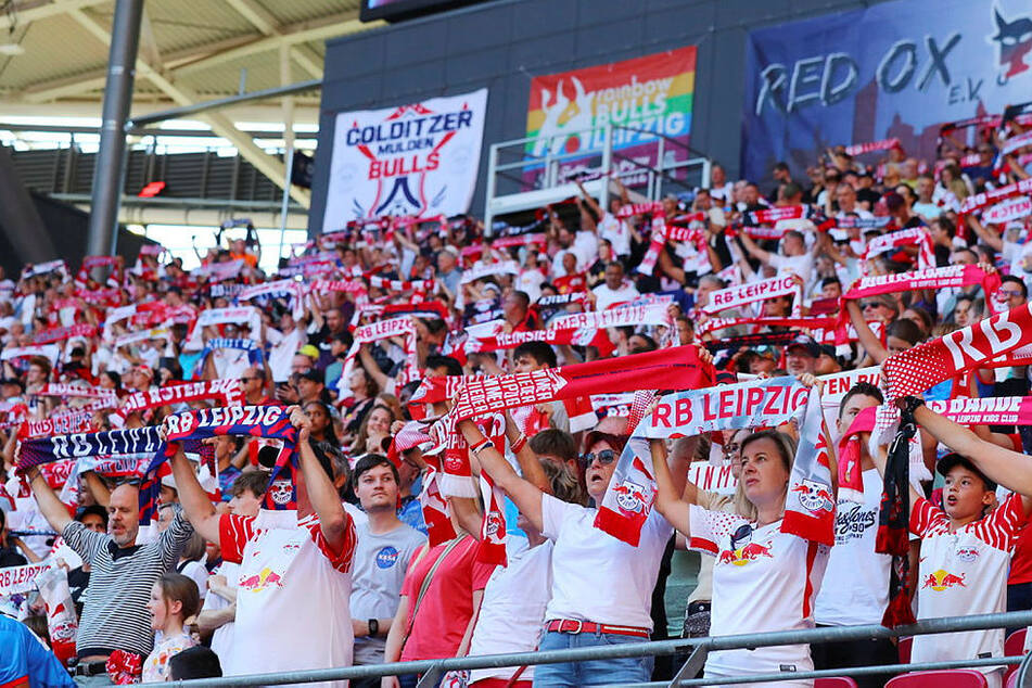 Fans von RB Leipzig und dem VfL Bochum dürfen 500 Milliliter Wasser mit ins Stadion nehmen und erhalten dieses dort auch vergünstigt.