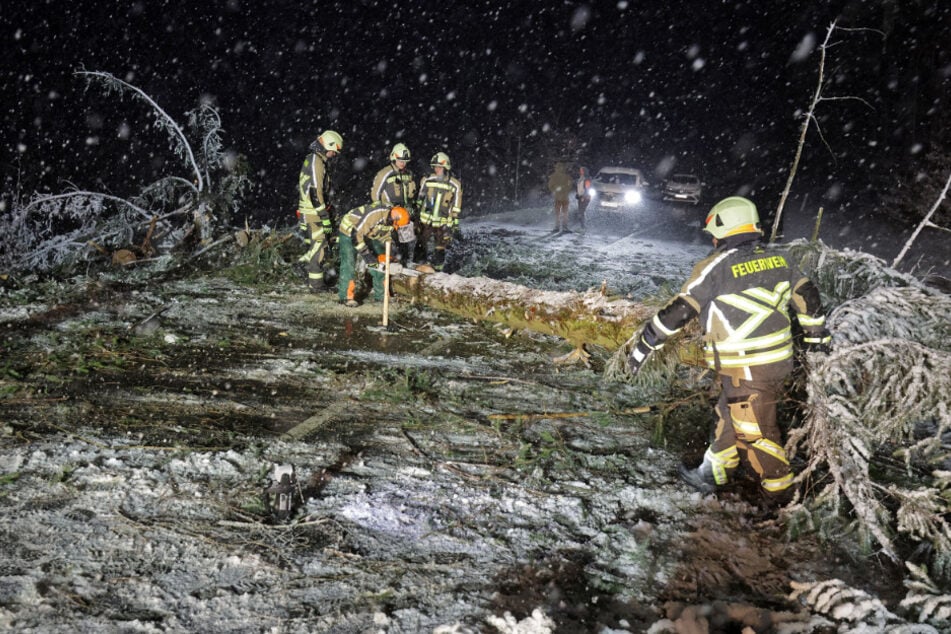 Die Freiwillige Feuerwehr Hohenstein-Ernstthal war mit 14 Kameraden und vier Fahrzeugen im Einsatz.