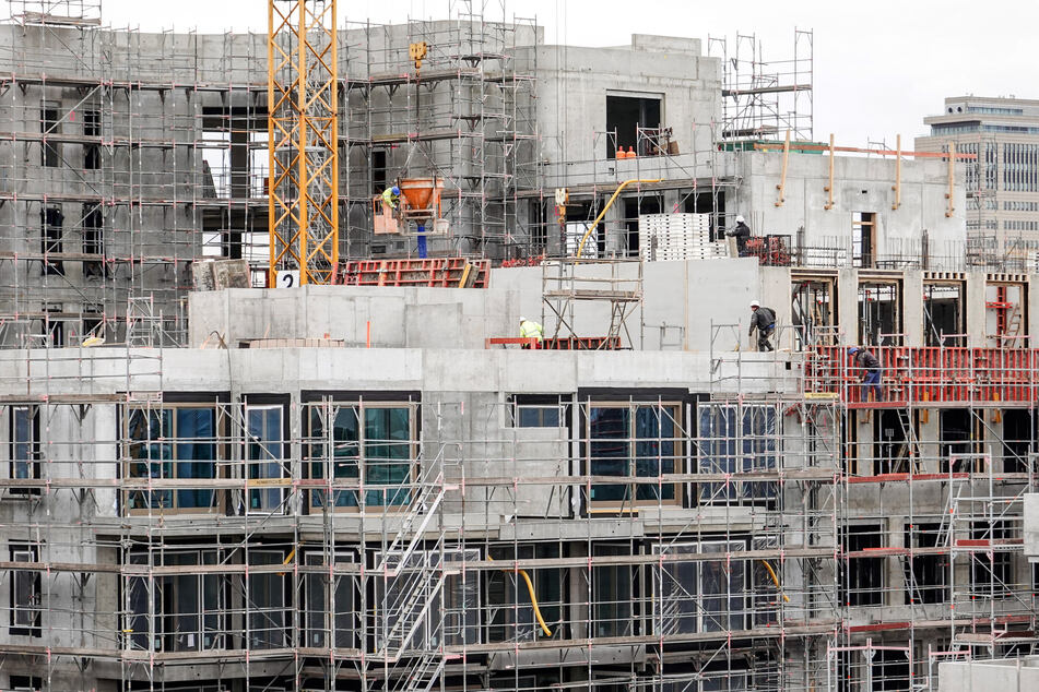 Bauarbeiter errichten Gebäude im Berliner Stadtteil Wilmersdorf.