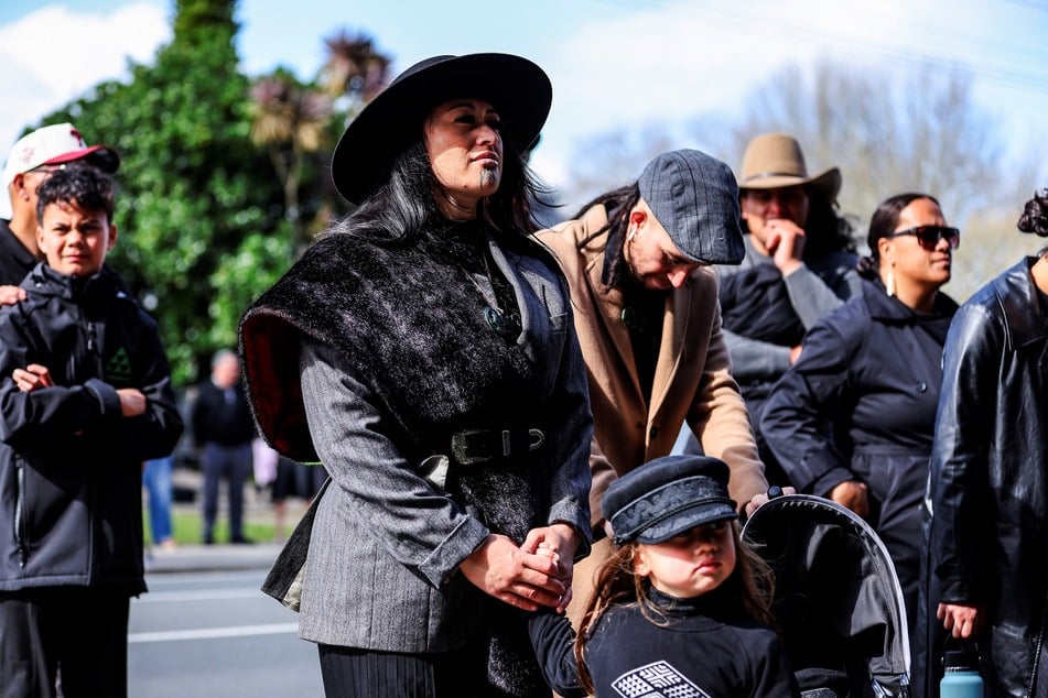 Angehörige der Māori erweisen dem verstorbenen Monarchen die letzte Ehre.