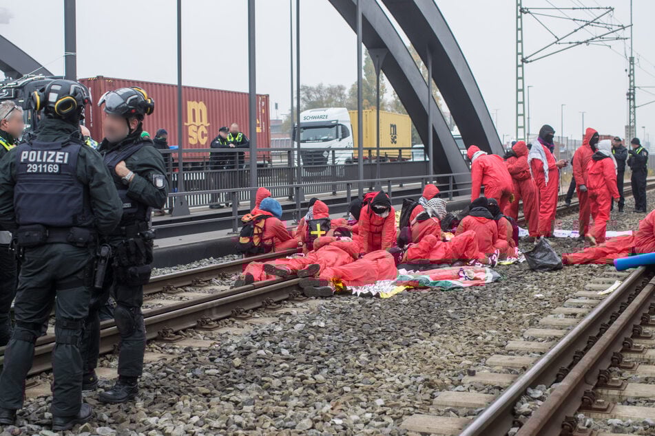 Hamburg: Aktivisten blockieren Gleise im Hamburger Hafen