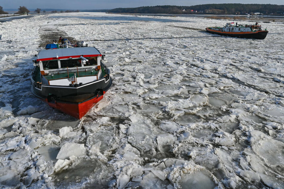 Ein deutscher (l.) und ein polnischer Eisbrecher sind auf der Oder im Einsatz.