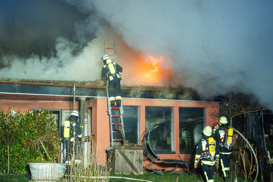 Das Feuer breitete sich von einem Bungalow auf ein weiteres Haus aus.