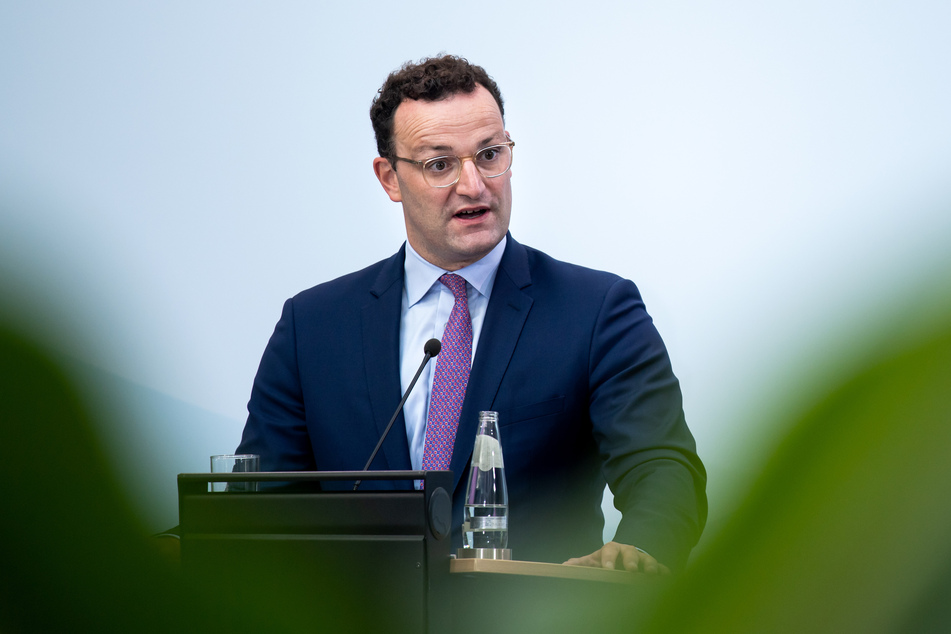 Jens Spahn (CDU), Bundesgesundheitsminister, äußert sich bei einer Pressekonferenz nach der Videokonferenz der EU-Gesundheitsminister. Bei der informellen Konferenz wurde unter anderem über Test- und Quarantäneregeln und die Beschaffung von Impfstoffen im Rahmen der Corona-Pandemie gesprochen.