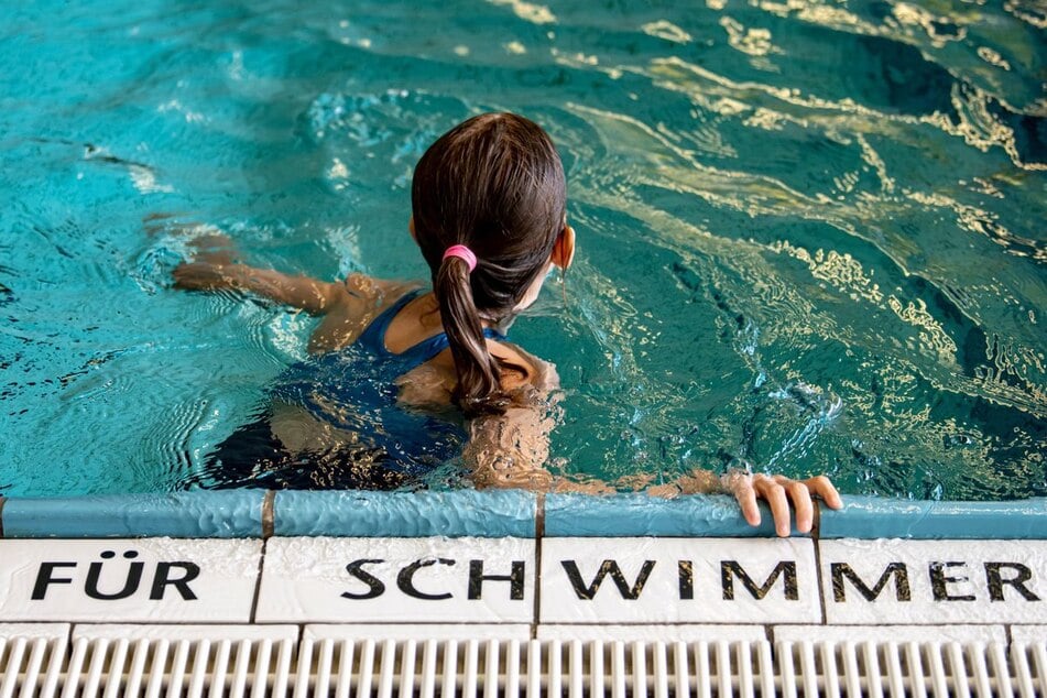 Die Kinder sollen im Wasser belästigt worden sein. (Symbolfoto)
