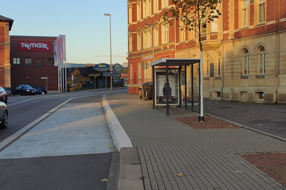 Die Bushaltestelle an der Dresdner Straße/Ecke Palmstraße wird seit Jahren nicht genutzt. Doch das soll sich ändern: Noch in diesem Jahr sollen hier Busse der Linie 21 halten.