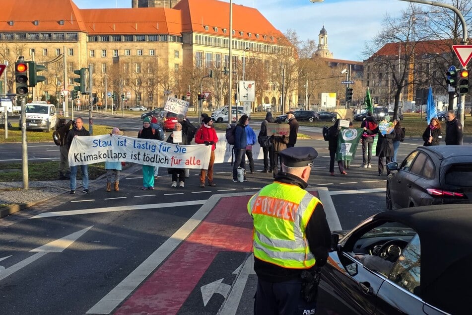 Die Polizei beruhigte während den Straßenblockaden die verärgerten Autofahrer.