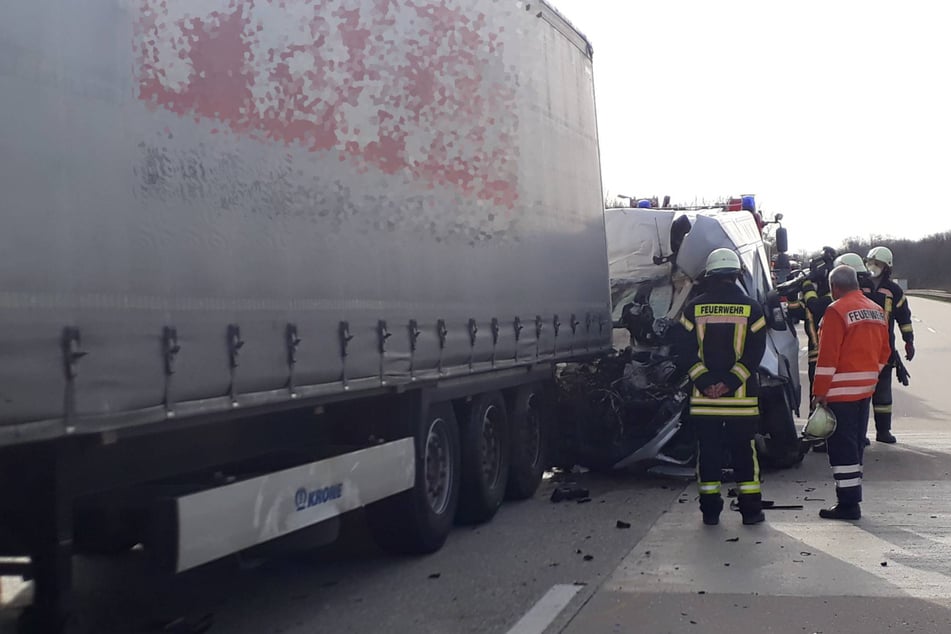 Unfall A7: Nach Unfall aus Transporter geschleudert: Fahrer (30) schwer verletzt