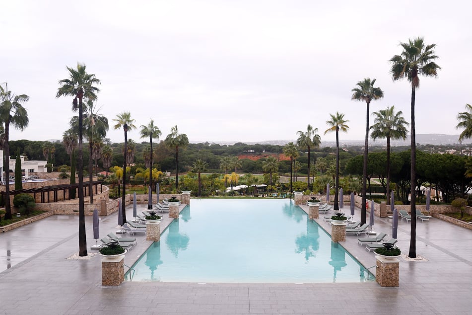 Blick auf den Pool hinter dem Hotel.