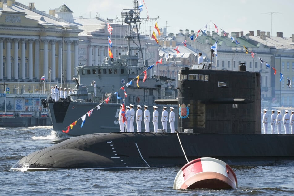 Die russische Marine zeigt ein U-Boot und ein Kriegsschiff bei einer Parade in St. Petersburg. (Archivbild)