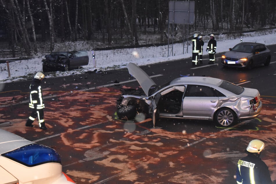 Fünf schwerverletzte Personen sind das Ergebnis eines Crashs zwischen einem weiteren BMW (hinten links) und einem Audi.