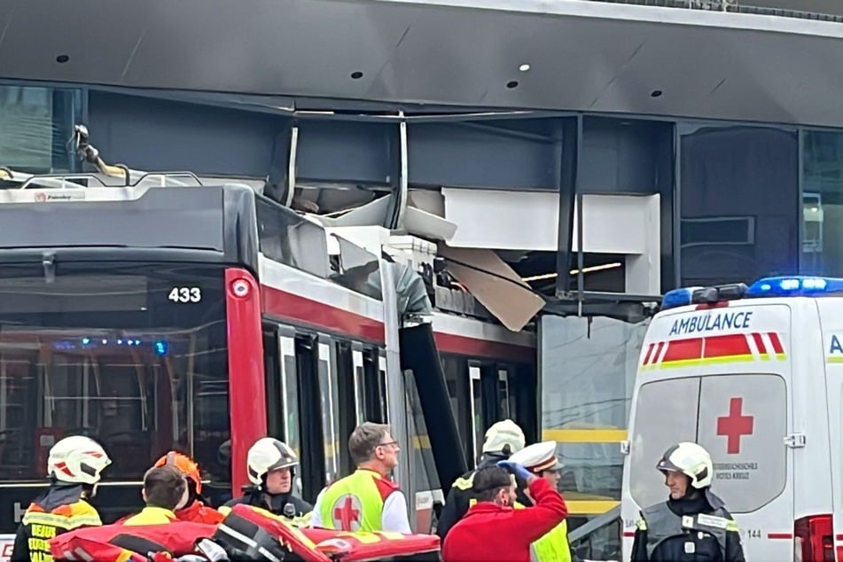 Zahlreiche Kräfte von Feuerwehr und Rettungsdienst waren am Supermarkt im Einsatz.