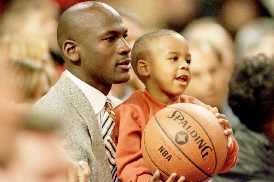 Michael Jordan (heute 61) 1993 bei einem NBA-Spiel mit seinem Sohn Marcus. (Archivfoto)