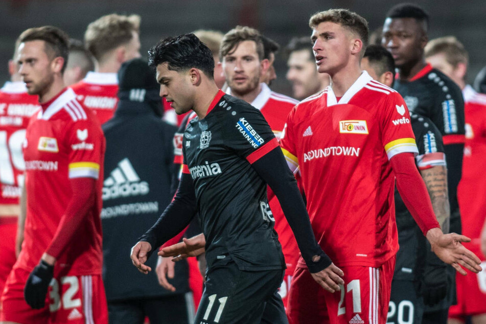 Das Hinspiel endete im Stadion An der Alten Försterei mit einem glücklichen 1:0-Sieg für Union Berlin und zog einen Rassismus-Eklat um Bayer-Spieler Nadiem Amiri (24, M.) nach sich.