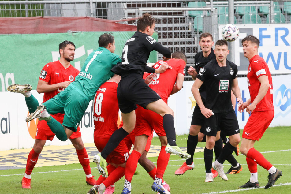Getümmel im Kölner Strafraum. Viktoria-Schlussmann Sebastian Mielitz (grünes Trikot) faustet den Ball mit Mühe weg, musste dennoch dreimal hinter sich greifen.