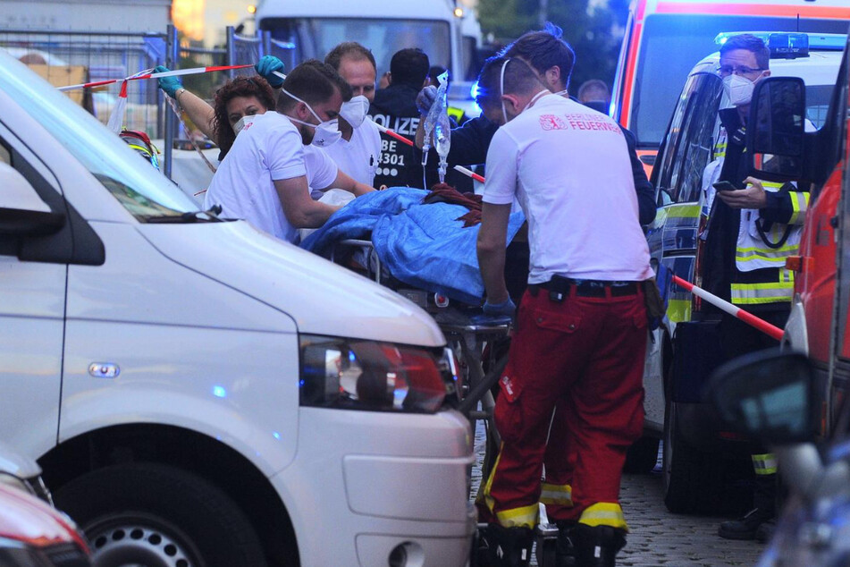 Sanitäter kümmern sich um die lebensgefährlich verletzte Frau.