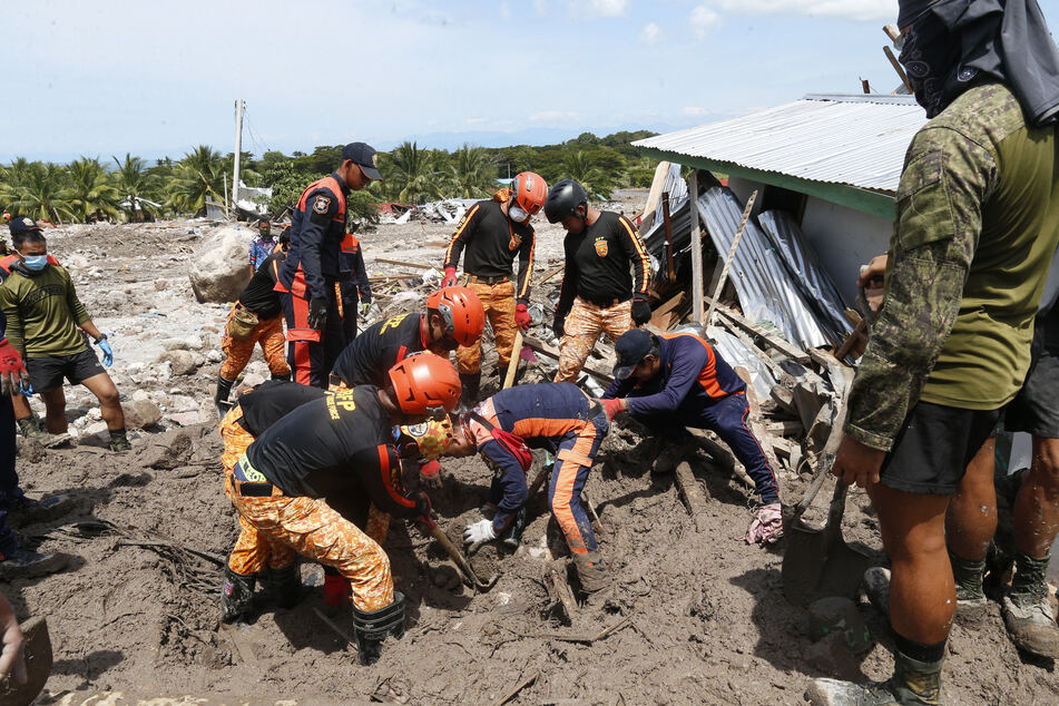 Rettungskräfte bergen eine Leiche in der Stadt Datu Odin Sinsuat in Maguindanao, im Süden der Philippinen.