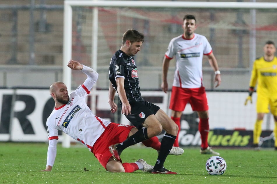Szene vom Hinspiel zwischen dem FSV Zwickau und Türkgücü München: Manfred Starke (30, l.) im Zweikampf mit Philipp Erhardt (27).