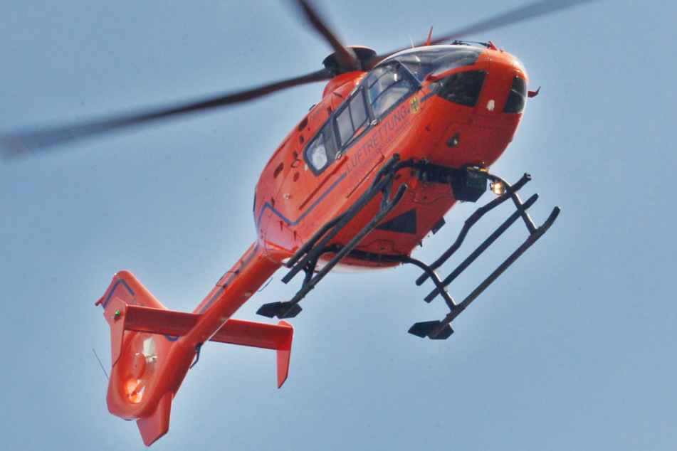 Der Junge wurde mit einem Rettungshubschrauber in ein Krankenhaus gebracht. (Symbolbild)