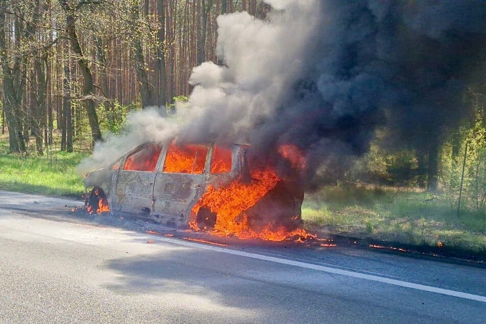 Unfall A: Rauchwolke über der A10: Auto geht in Flammen auf