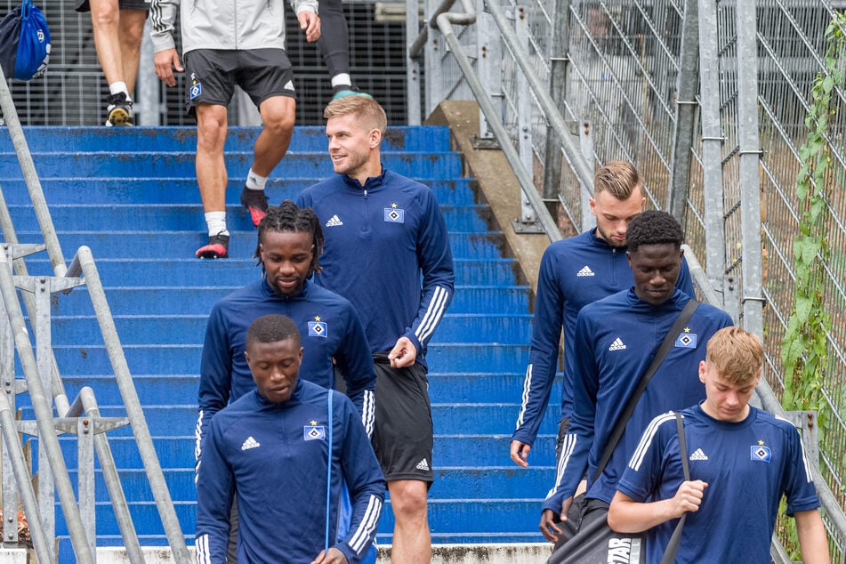 Einige HSV-Spieler, darunter Neuzugang Simon Terodde (dritter von links) auf dem Weg zum Training.