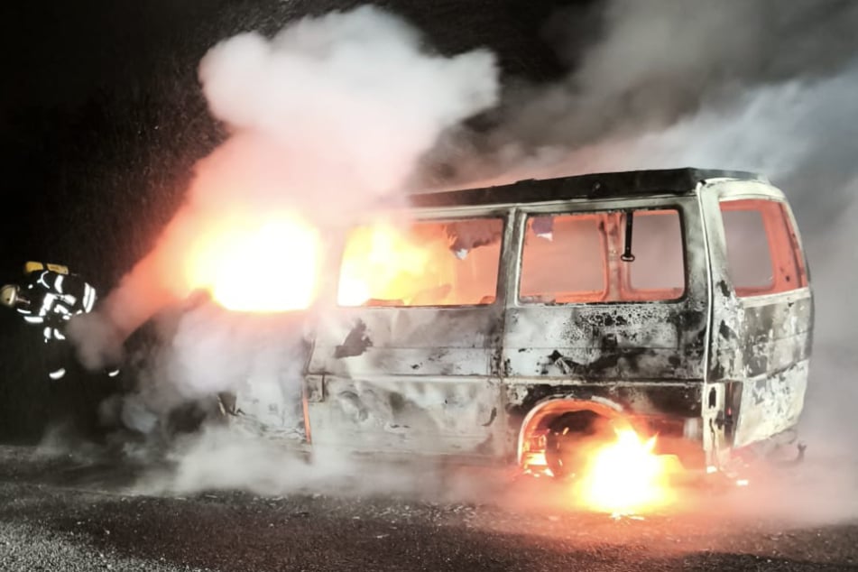 Der Feuerwehr gelang es unter Atemschutz, die Flammen mit vereinten Kräften zu löschen.