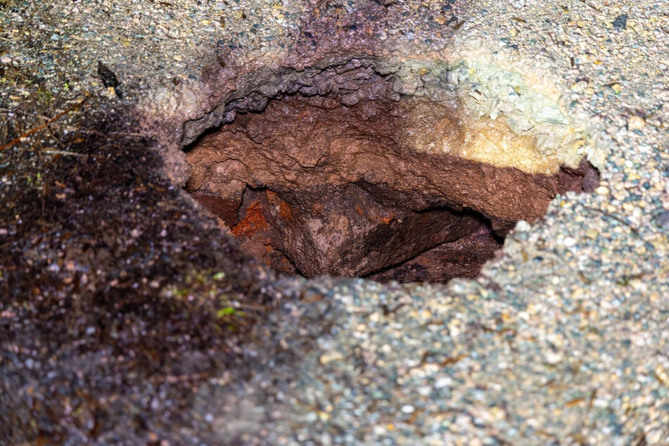 Das Erdloch hat einen Durchmesser von 0,5 Meter und eine erkennbare Tiefe von einem Meter.