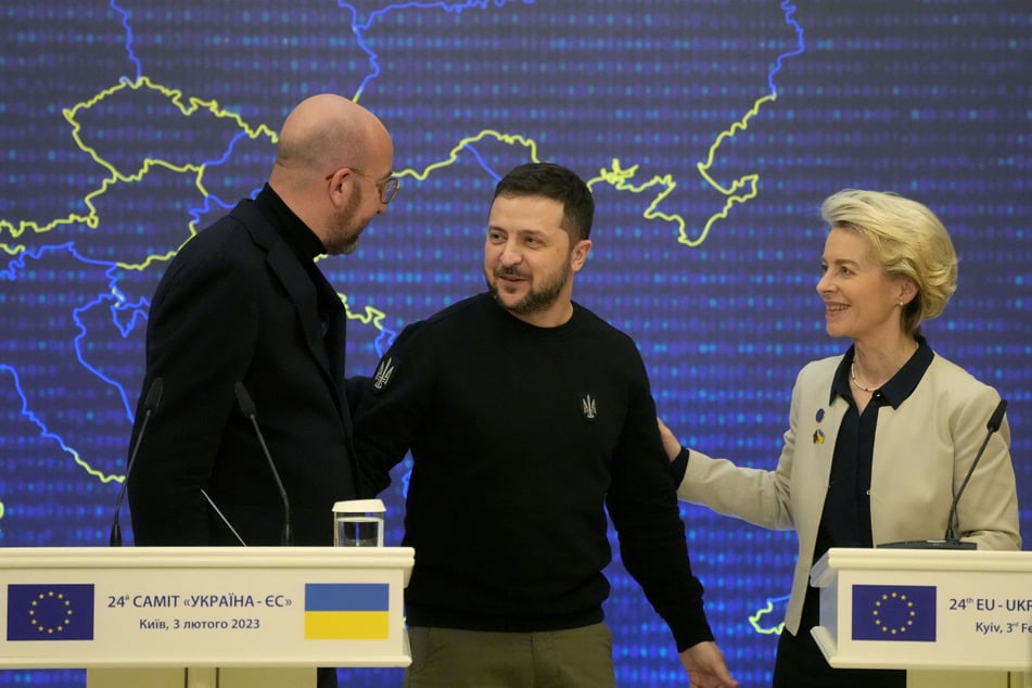 Charles Michel (47, l-r), Präsident des Europäischen Rates, Wolodymyr Selenskyj (44), Präsident der Ukraine, und Ursula von der Leyen (64), Präsidentin der Europäischen Kommission, sprechen im Rahmen des EU-Ukraine-Gipfels miteinander.