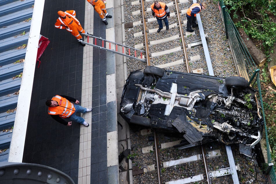 BMW rast von Bösebrücke und stürzt auf S-Bahn-Gleise: Wer kann Hinweise geben?