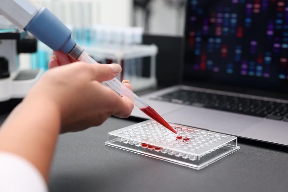 DNA-Tests können nicht nur Familien zusammenführen, sondern auch bei polizeilichen Ermittlungen helfen. (Symbolbild)