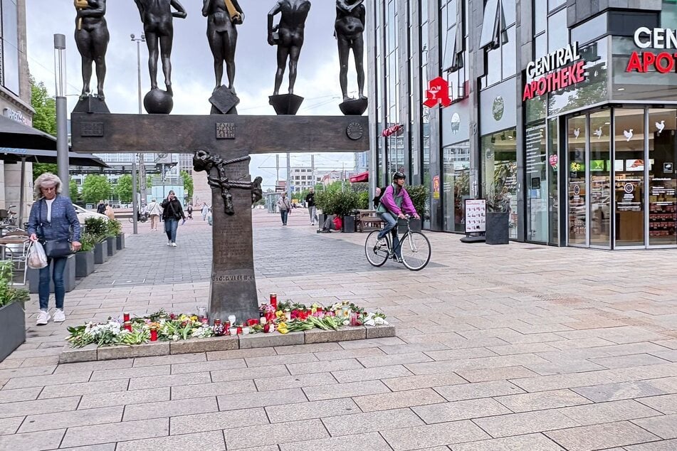 Auch an der Einfahrt zur Grimmaischen Straße wird öffentlich gemeinsam getrauert.