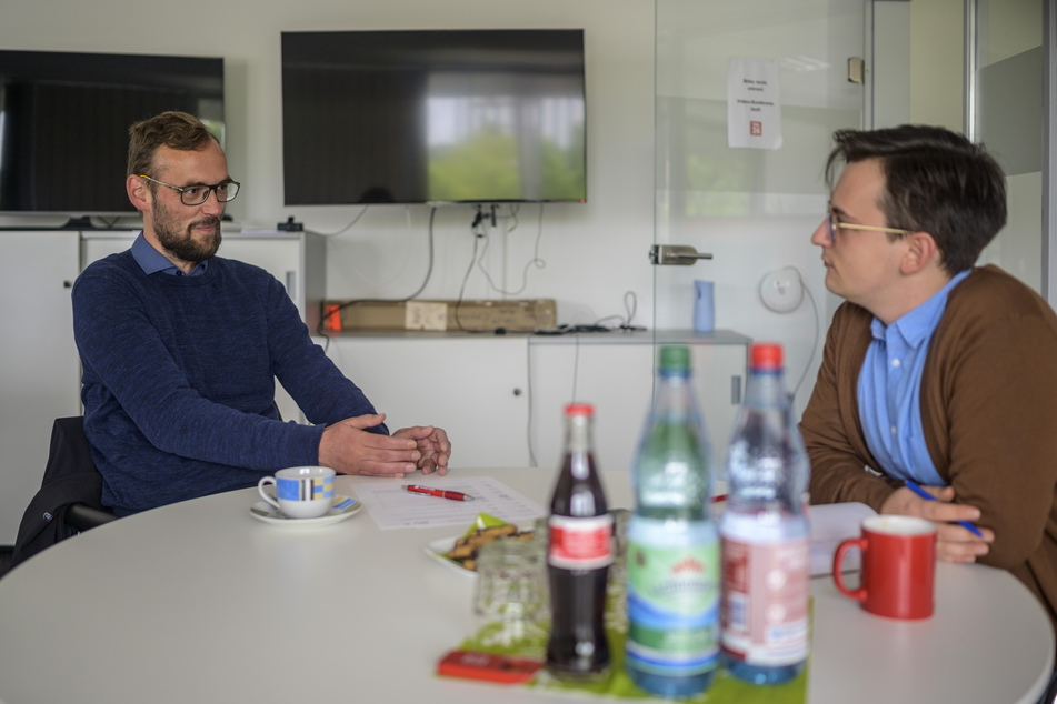 Redakteur Gabriel Schwab (r.) im Gespräch mit dem Bundestagskandidaten der Linken Tim Detzner (42).